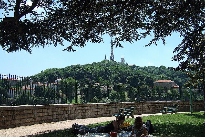 2010-06- (224).JPG - ... und auf den Hügel "Fourvière" (der Hügel, der betet) mit der Kirche Notre Dame und dem Eiffelturm-Verschnitt "Tour métallique"